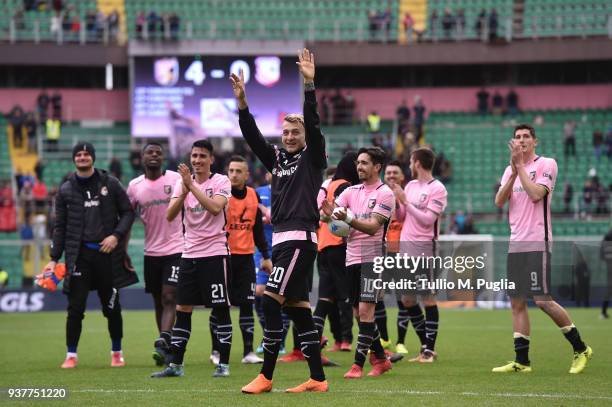 Players of Palermo celebrate after winning the serie B match between US Citta di Palermo and Carpi FC at Stadio Renzo Barbera on March 25, 2018 in...