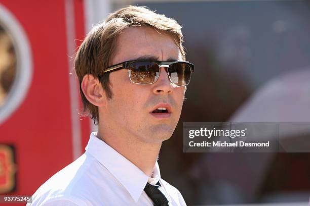 Circus Circus"- Ned, Chuck and Emerson search for a missing teen who's run off to the circus . . . A circus where people keep turning up dead....