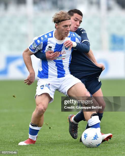 Alessandro Crescenzi of Pescara and Ismael Bennacer of Empoli FC in action during the serie B match between Pescara and Empoli FC at Adriatico...