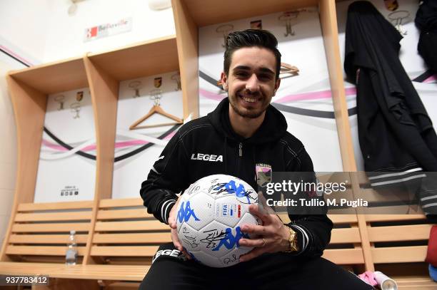 Igor Coronado of Palermo in the dressing room shows the ball he received because scoring tree goals during the serie B match between US Citta di...
