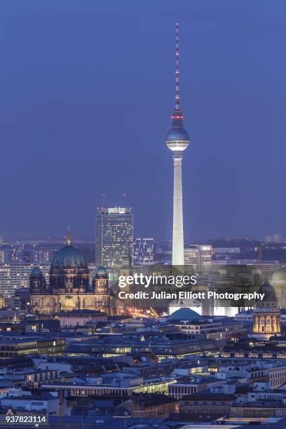 the berliner fernsehturm tv tower in central berlin. - central berlin 個照片及圖片檔
