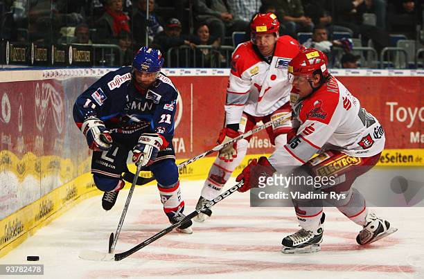 Scott King of Adler and Patrick Koeppchen of Scorpions in action during the Deutsche Eishockey Liga game between Adler Mannheim and Hannover...