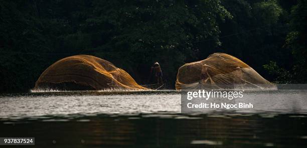 Hue Viet Nam 12 12 2017 Fishermen Throw Fishing Net On Boats To Catch Fish In Hue Vietnam High-Res Stock Photo