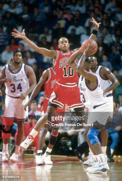 Armstrong of the Chicago Bulls in action against the Washington Bullets during an NBA basketball game circa 1991 at the Capital Centre in Landover,...