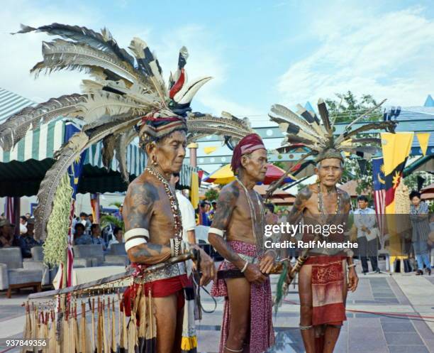 a década de noventa. grandes chefes no festival de dayak gomes antunes. kuching, malaysia sarawak. - gawai dayak - fotografias e filmes do acervo