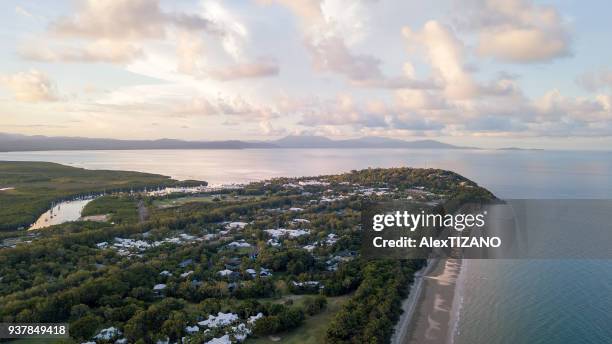 aerial view of island, cairns - cairns australië stockfoto's en -beelden