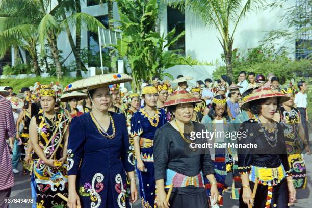 a década de noventa. desfile do festival de dayak gomes antunes. kuching, malaysia sarawak. - gawai dayak - fotografias e filmes do acervo