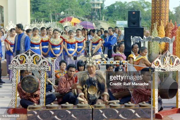 la década de los noventa. actuación en el festival gawai dayak. kuching, sarawak malasia. - dayak fotografías e imágenes de stock