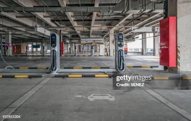 electric vehicle parking space and charging station - abwesenheit schild stock-fotos und bilder