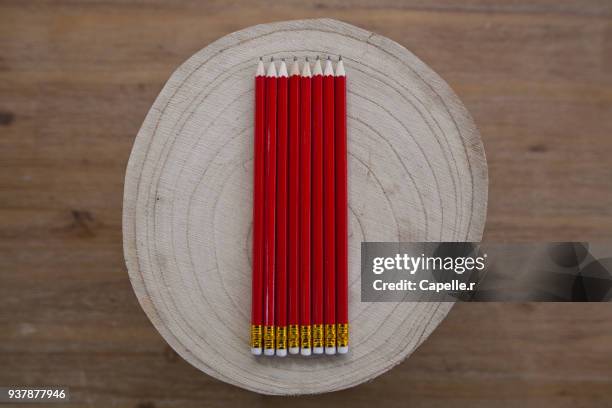 crayons de bois sur une table - bois table stock-fotos und bilder