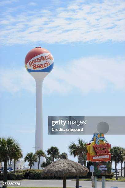 pensacola beach bal watertoren met teken - pensacola beach stockfoto's en -beelden
