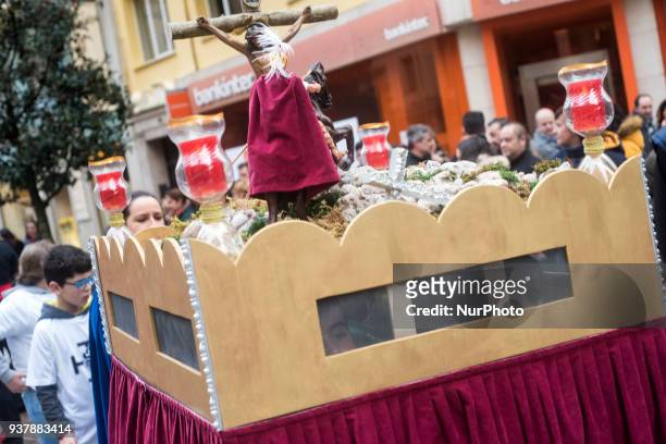 The passage of the children's procession on Palm Sunday in Santander, was carried on the shoulders of six children and toured several streets of the...