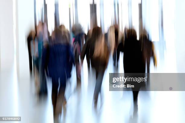 silhouetten van mensen in een modern interieur - busy hospital lobby stockfoto's en -beelden