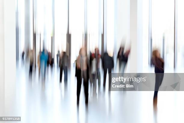 silhouetten van mensen in een modern interieur - busy hospital lobby stockfoto's en -beelden