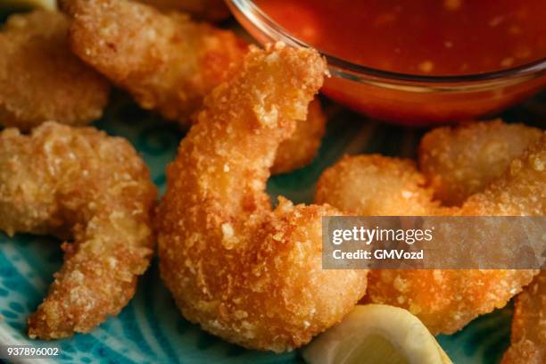 asiatische tempura garnelen mit süßer chilisauce - tempura stock-fotos und bilder