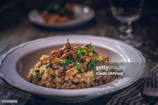 risotto met cantharellen paddestoelen en parmezaan - champignon stockfoto's en -beelden