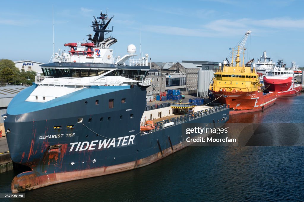Aberdeen Harbour mit Öl Versorgungsschiffe