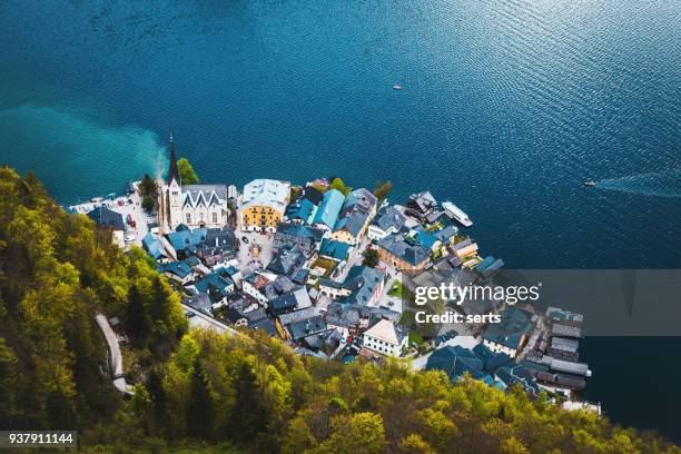 vista aérea da aldeia à beira do lago de hallstatt, na áustria - cultura austríaca - fotografias e filmes do acervo