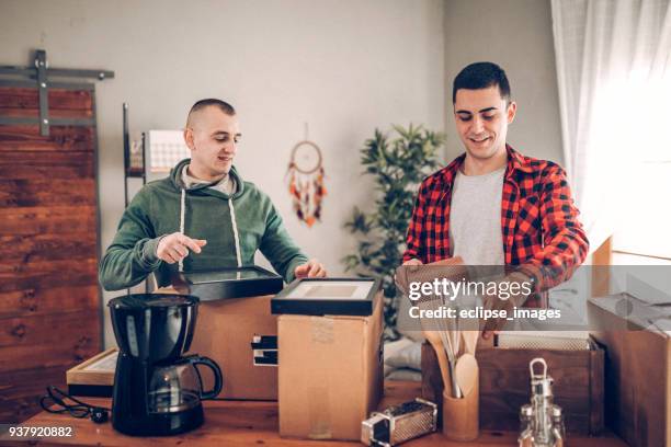 我們愛我們的新地方 - gay couple in love 個照片及圖片檔