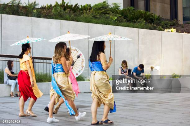 copier des filles thaïlandaises en costumes traditionnels, promenade dans la ville, espace - darling harbor photos et images de collection