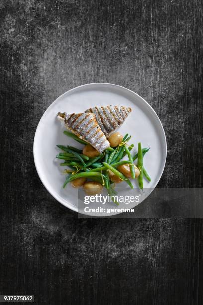 plat de poisson - ready meal photos et images de collection