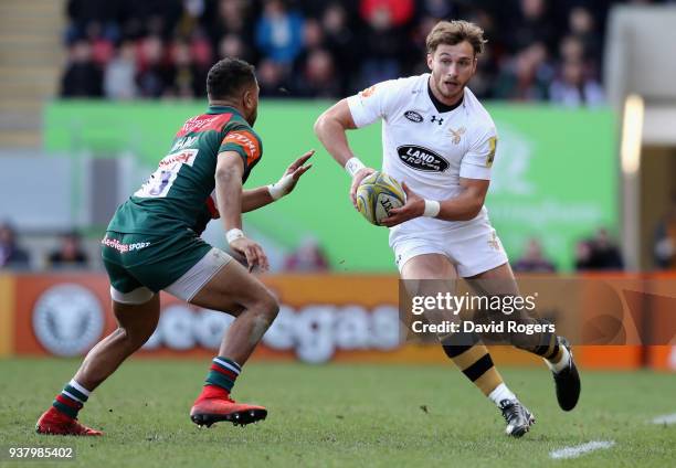 Josh Bassett of Wasps runs with the ball during the Aviva Premiership match between Leicester Tigers and Wasps at Welford Road on March 25, 2018 in...