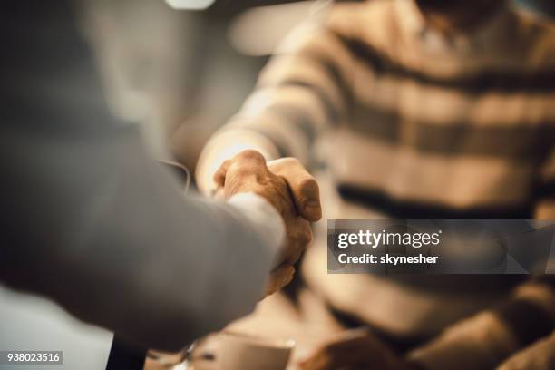 nahaufnahme von unkenntlich männer kam zu einer einigung. - handshake close up stock-fotos und bilder