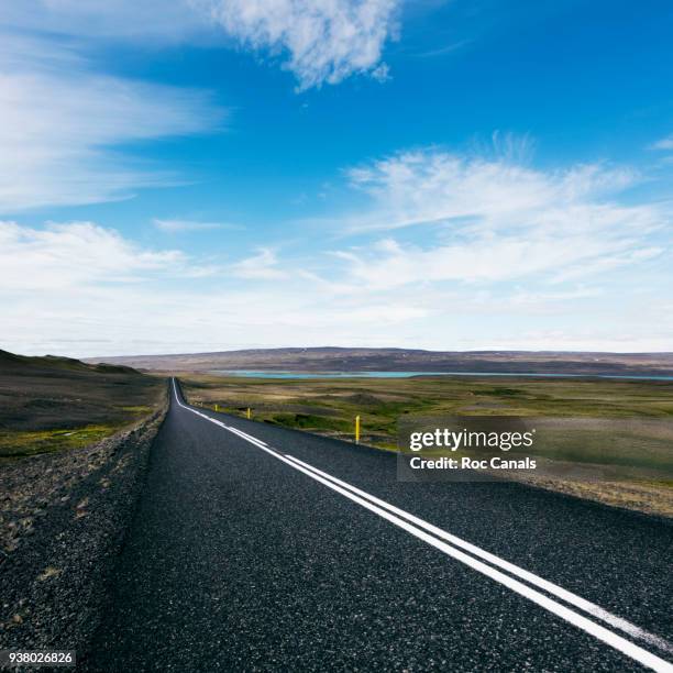 road vanishing point - islandia stockfoto's en -beelden