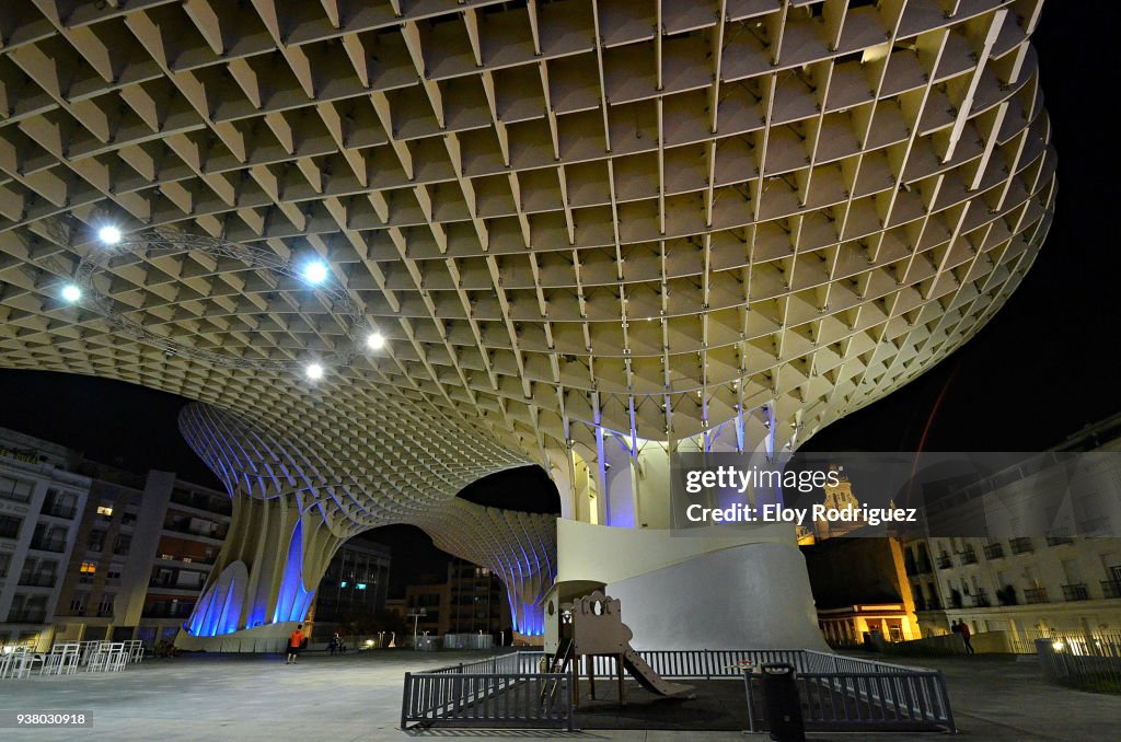 Metropol Parasol by architect Jurgen Mayer by architect Jurgen Mayer in Seville at night.