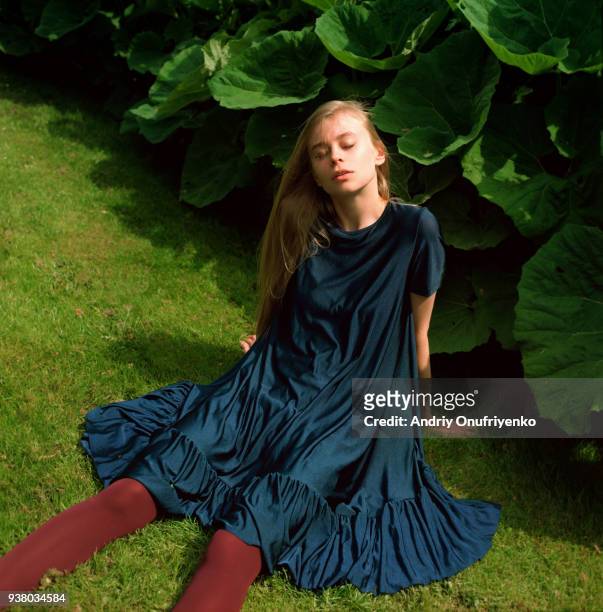 portrait of beautiful young woman relaxing in meadow - andriy onufriyenko stockfoto's en -beelden