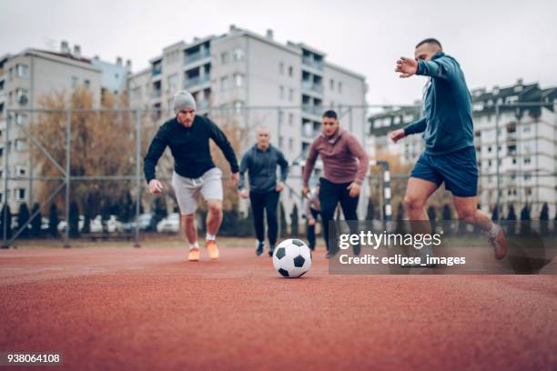 freizeit sport... - street football stock-fotos und bilder