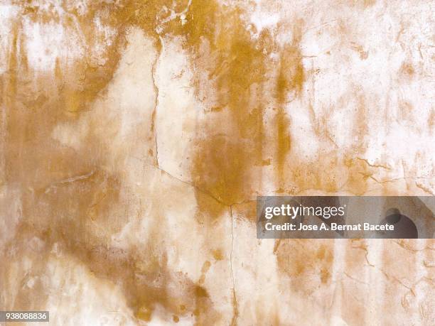 full frame of textures of an ancient facade with cracks and dampness. high resolution photography. - luchtvochtigheid stockfoto's en -beelden