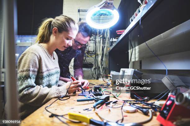 hard aan het werk om te solderen de circuits en delen samen - draadtang stockfoto's en -beelden