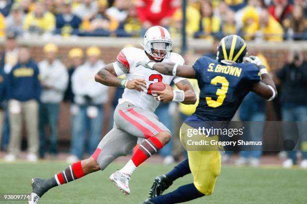 Quarterback Terrelle Pryor of the Ohio State Buckeyes runs the ball during the game against the Michigan Wolverines on November 21, 2009 at Michigan...