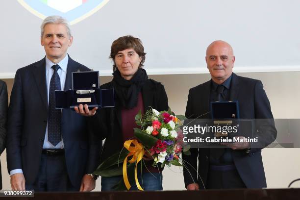 Marcello Nicchi, president of AIA, rewards Federica D'Astofo of Sassuolo Football and Sauro Fattori of Fiorenmtina Womens during the Italian Football...