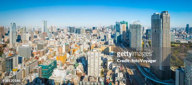 aerial panorama über überfüllten stadtbild hochhaus wolkenkratzer highways tokio japan - stadtteil koto stock-fotos und bilder