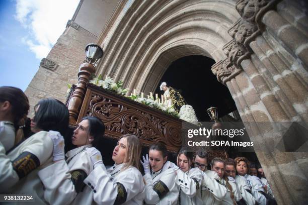 The cofradia of "La Dolorosa" of Cebolla is formed only by women. Tipacamente a world reserved for men in their majority, the "costaleras" are only...