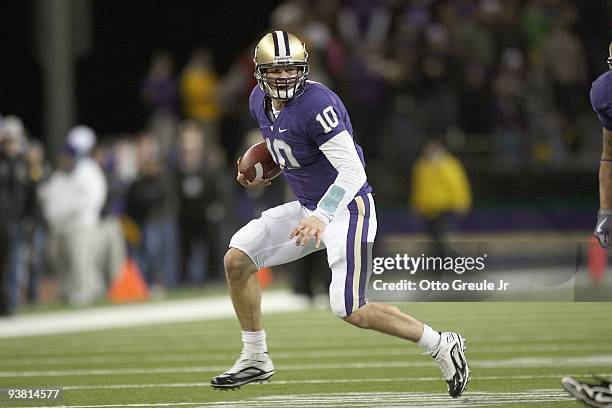 Quarterback Jake Locker of the Washington Huskies runs the ball against the Washington State Cougars on November 28, 2009 at Husky Stadium in...