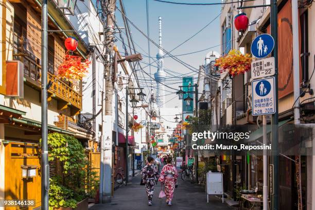 mujeres caminando vistiendo kimonos en tokio, japón. - obi sash fotografías e imágenes de stock