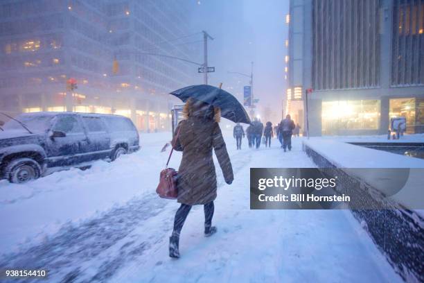 blizzard - new york city snow stock pictures, royalty-free photos & images