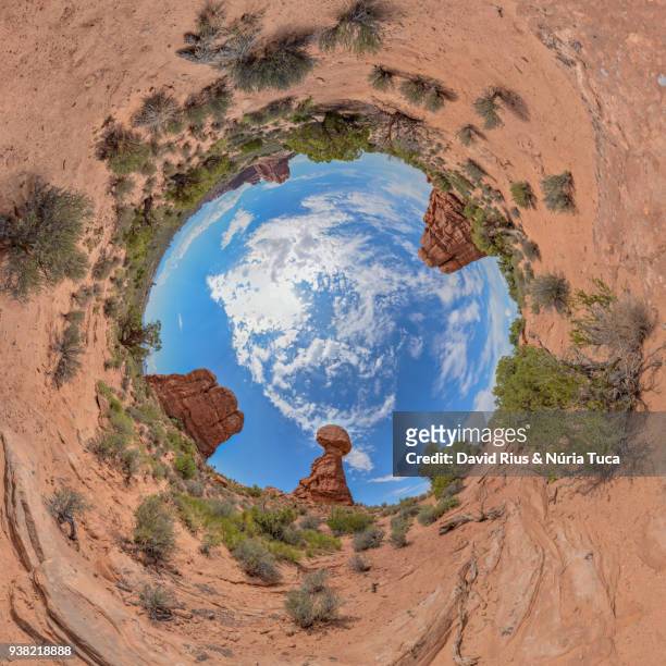 balanced rock little planet in arches - fish eye photos et images de collection