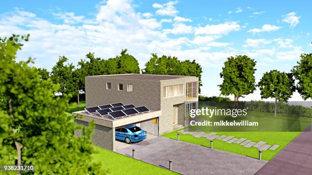 garage verfügt über sonnenkollektoren auf dem dach, die die batterie eines elektroautos - mikkelwilliam stock-fotos und bilder