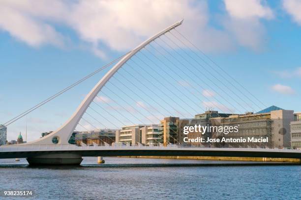 samuel beckett bridge on a sunny day - samuel beckett bridge stockfoto's en -beelden