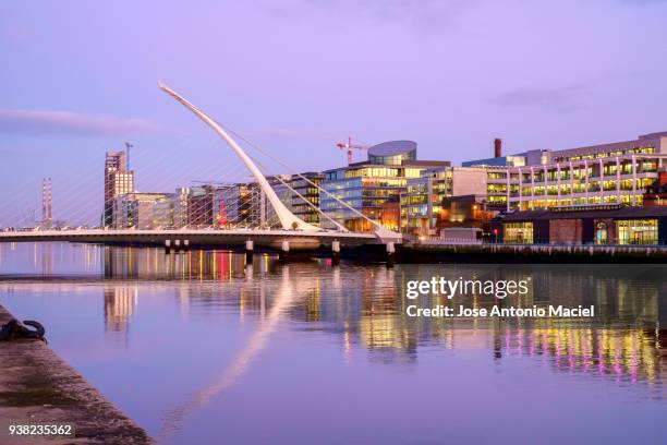 dusk sky reflected on the liffey river - e1 stock pictures, royalty-free photos & images