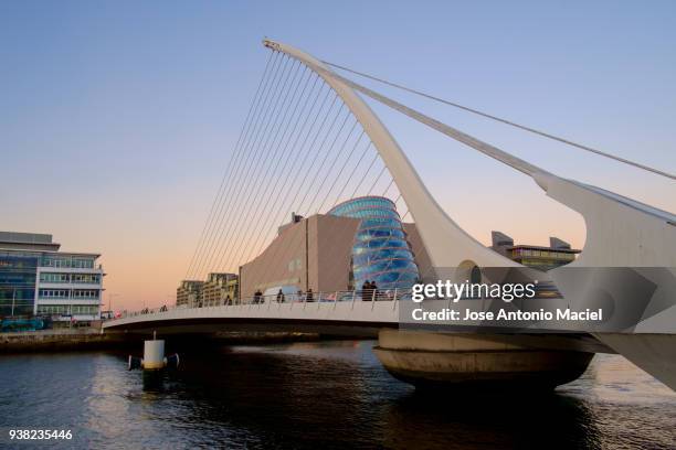 samuel beckett bridge during sunset - dublin city skyline foto e immagini stock