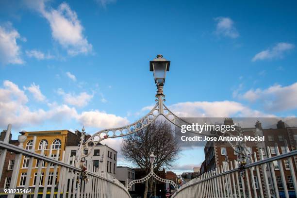 ha'penny bridge, dublin - e1 stock pictures, royalty-free photos & images