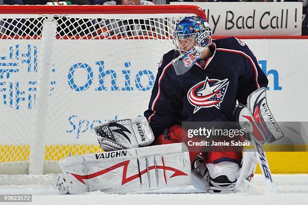 Goaltender Steve Mason of the Columbus Blue Jackets makes a save against the St. Louis Blues on November 30, 2009 at Nationwide Arena in Columbus,...