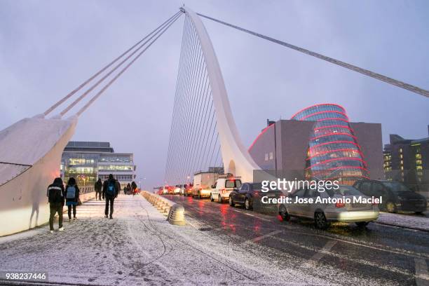 samuel beckett bridge in the snow - e1 stock pictures, royalty-free photos & images
