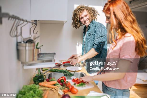 koken als een paar - hipster in a kitchen stockfoto's en -beelden