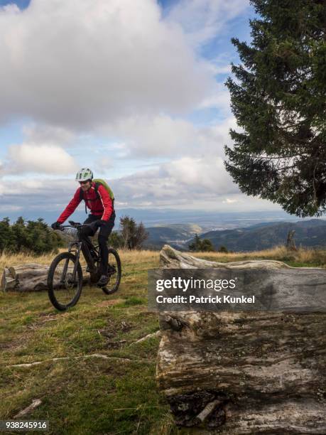 man riding electric mountain bike on single trail, vosges, france - fahrrad fahren ストックフォトと画像